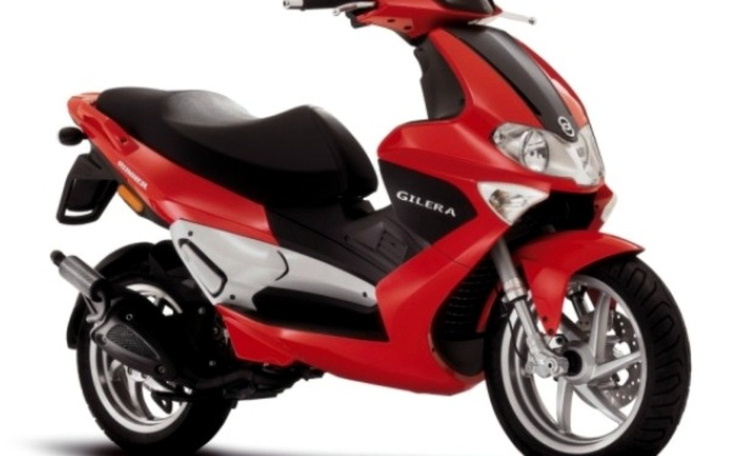 Czerwony skuter marki Gilera na białym tle.