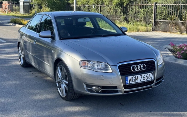 Srebrny samochód Audi zaparkowany na ulicy.