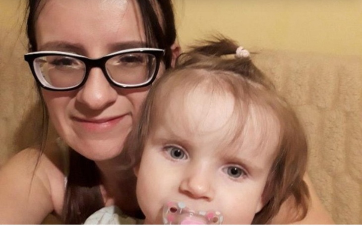 Mama z dzieckiem, obie uśmiechnięte do kamery.