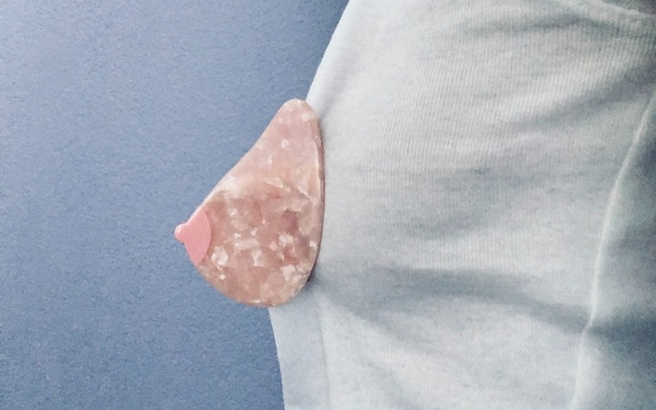 Zabawny obrazek z kawałkiem jedzenia na ubraniu.