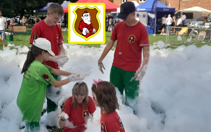 Dzieci bawiące się w pianie na festynie.