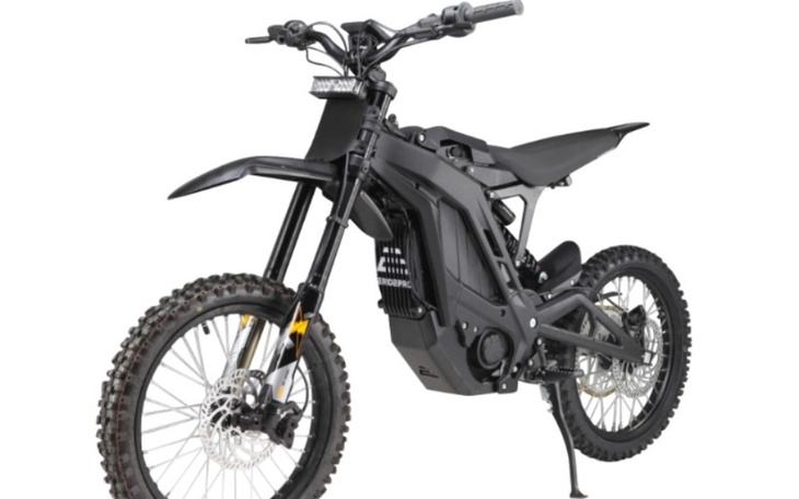 Czarny rower elektryczny z dużymi kołami i nowoczesnym designem.