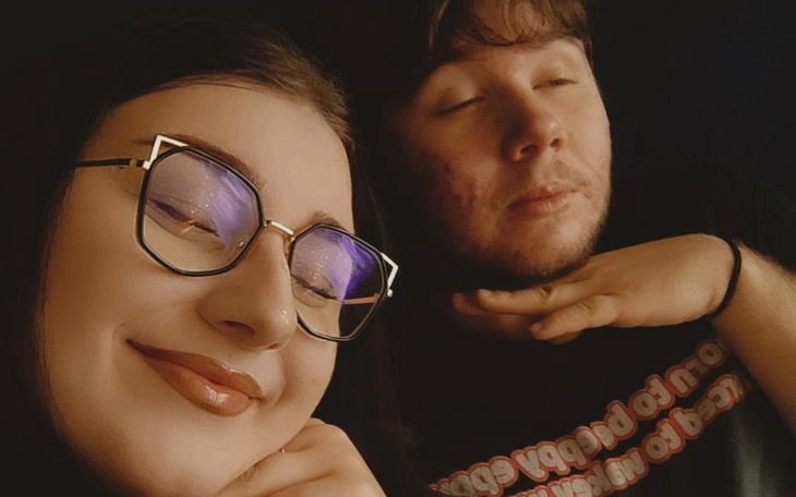 Młoda para pozująca do zdjęcia z uśmiechami.