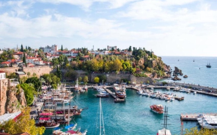 Widok na port z łodziami i miastem w tle.