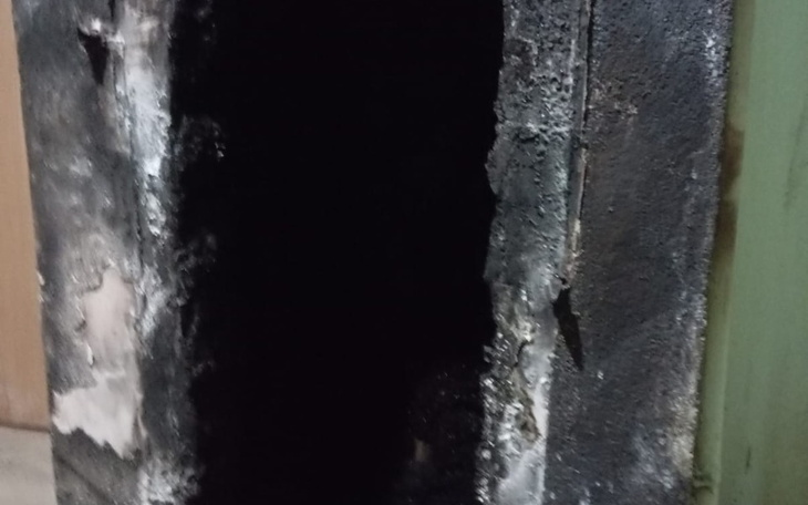 Zniszczona lodówka po pożarze.