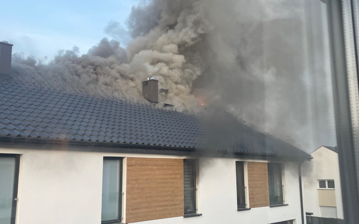 Dym wydobywający się z dachu budynku, prawdopodobnie pożar.