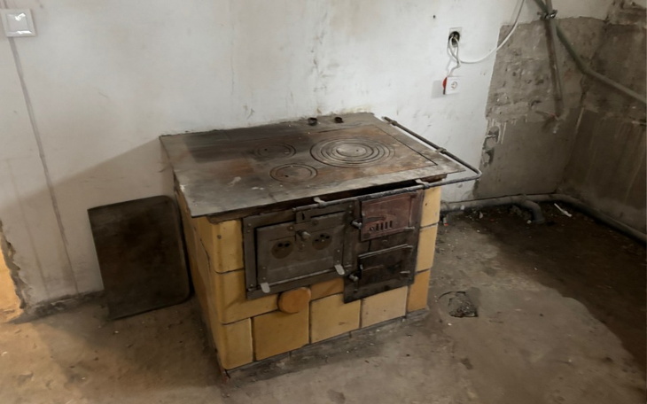 Stara kuchnia z piecem, w nieco zaniedbanym stanie.