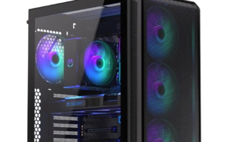 Nowoczesny komputer stacjonarny z podświetleniem RGB.