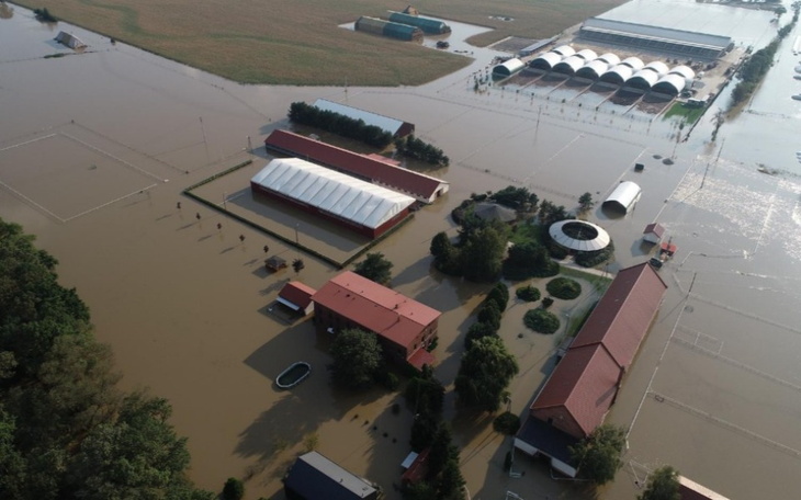 Widok z lotu ptaka na zalane tereny rolnicze.