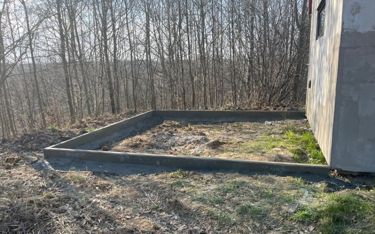 Pusty plac budowy z widokiem na las.