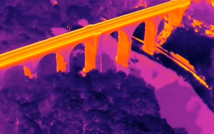 Widok mostu w podczerwieni, z intensywnymi kolorami.