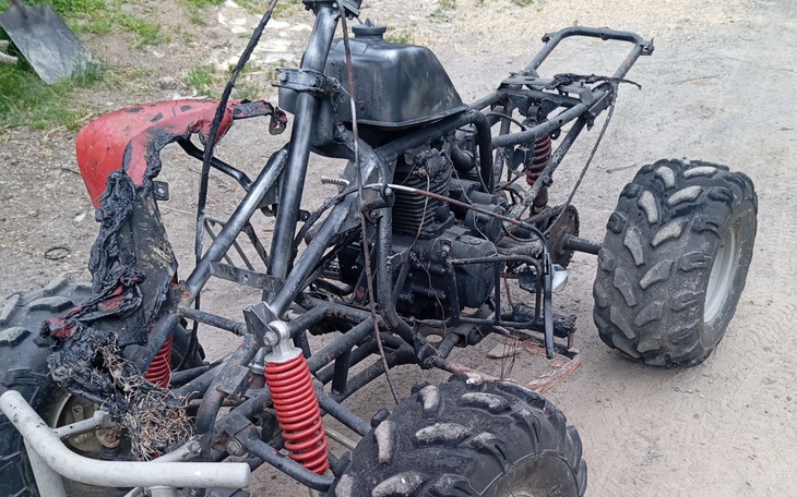 Spalony quad, zniszczona rama i silnik.