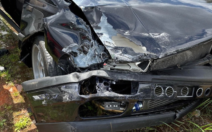 Uszkodzony samochód po wypadku, widoczna zniszczona karoseria.