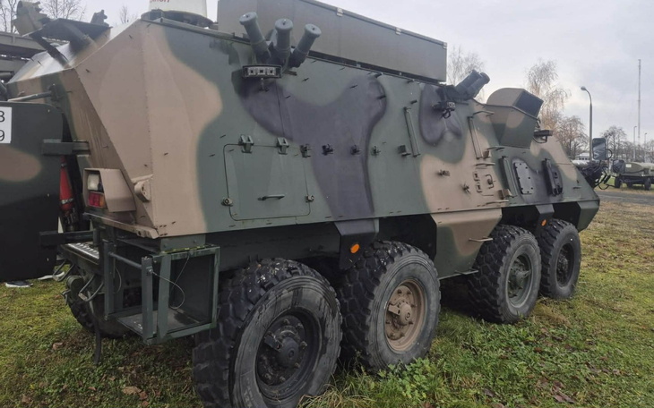 Pojazd wojskowy w kamuflażu na terenie bazy.