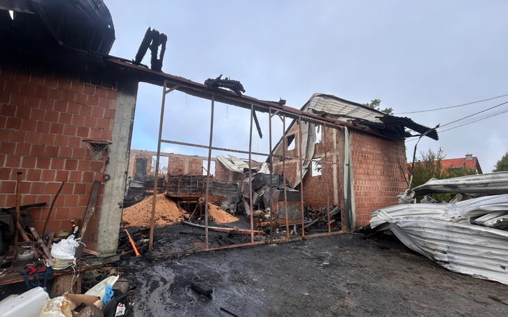 Zniszczony budynek po pożarze, widok z zewnątrz.
