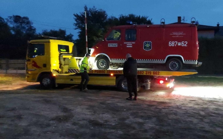 Akcja ratunkowa: wóz strażacki na lawecie w nocy.