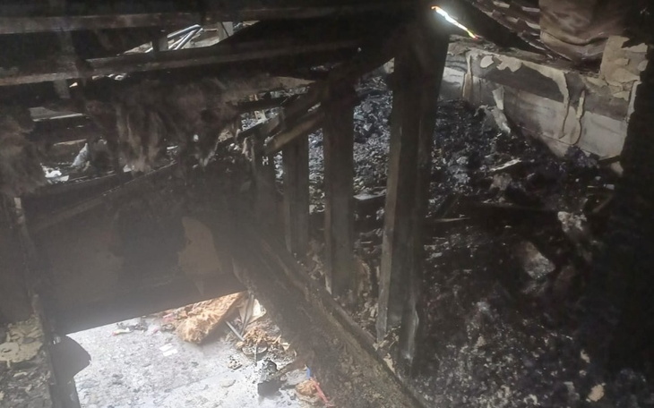 Zniszczony budynek po pożarze, z widocznymi zgliszczami.