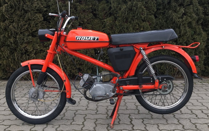 Czerwony motocykl Romet, klasyczny model z lat 80.