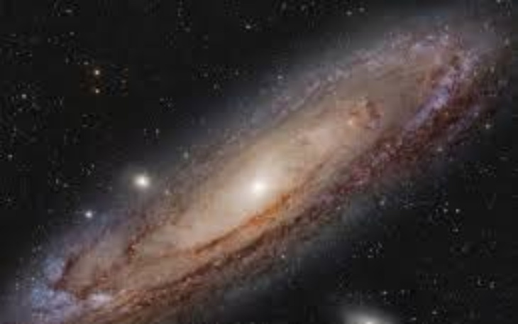 Galaktyka Andromedy widoczna na tle kosmosu.