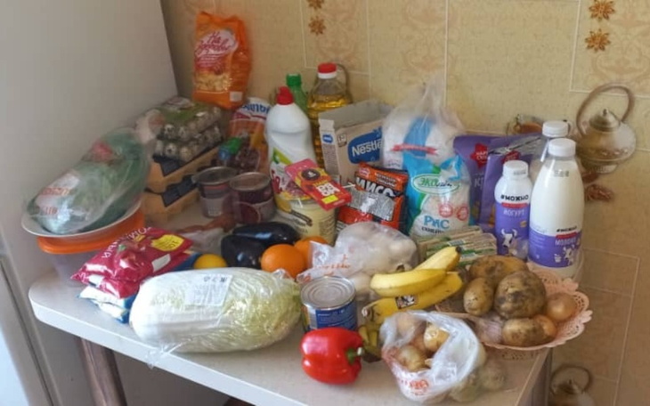 Kobieta w szpitalu, wygląda na zmartwioną.