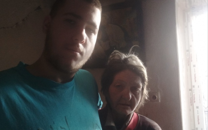 Młody mężczyzna z starszą kobietą w przytulnym wnętrzu.