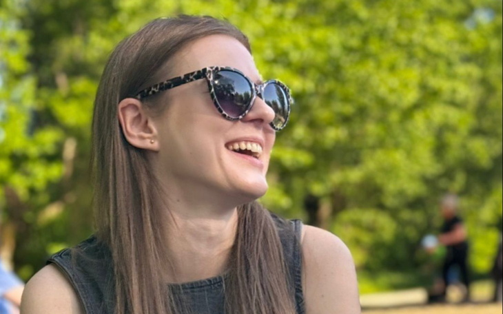Kobieta z opuchniętą ręką w gipsie na kocyku
