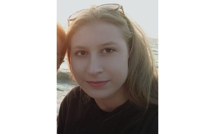 Portret młodej kobiety na tle morza.