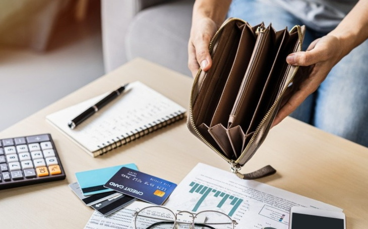 Portfel z kartami kredytowymi na stole.