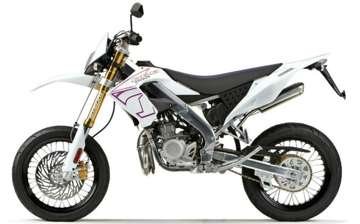 Motocykl typu supermoto, z widocznymi detalami konstrukcyjnymi.