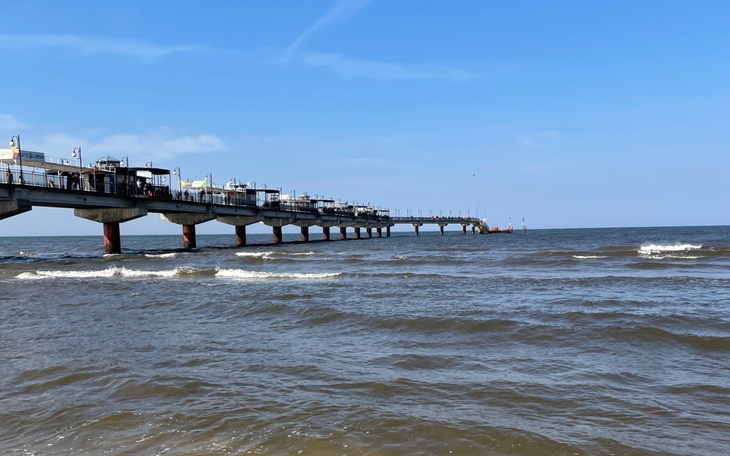 Molo nad morzem w słoneczny dzień.