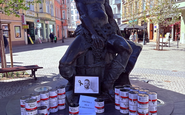 Pomnik z puszkami na zbiórkę dla potrzebujących.