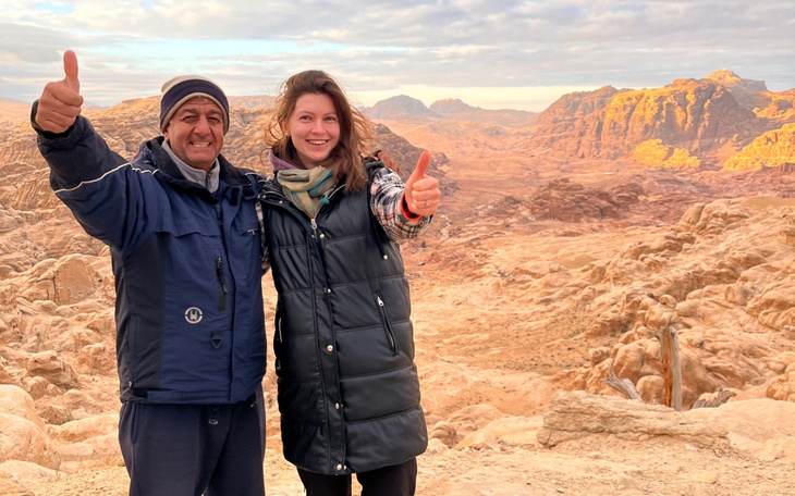 Para ludzi z uśmiechami na tle górskiego krajobrazu.