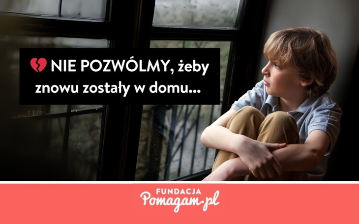 Chłopiec smutno patrzący przez okno, z przesłaniem o pomocy.