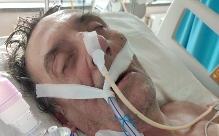 Mężczyzna w szpitalu, podłączony do aparatury medycznej.