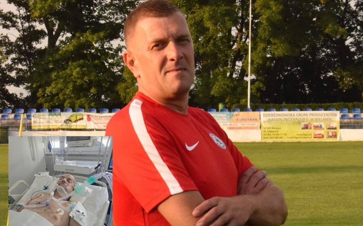 Mężczyzna w czerwonym stroju, z widokiem na boisko piłkarskie.