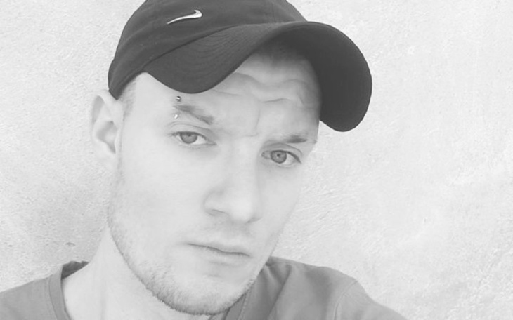 Człowiek w czapce, patrzący w obiektyw.