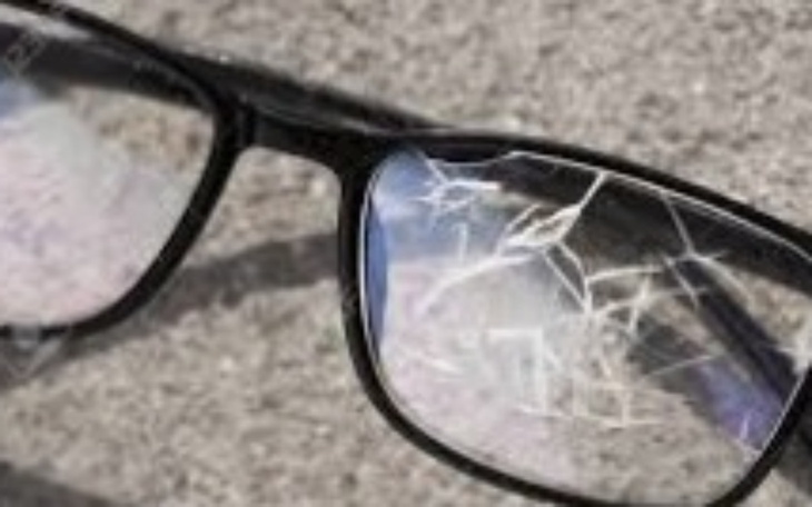 Złamane okulary leżące na ziemi.