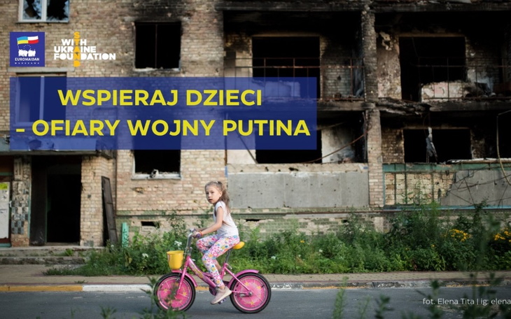 Dziewczynka na rowerze w zniszczonym otoczeniu wojennym.