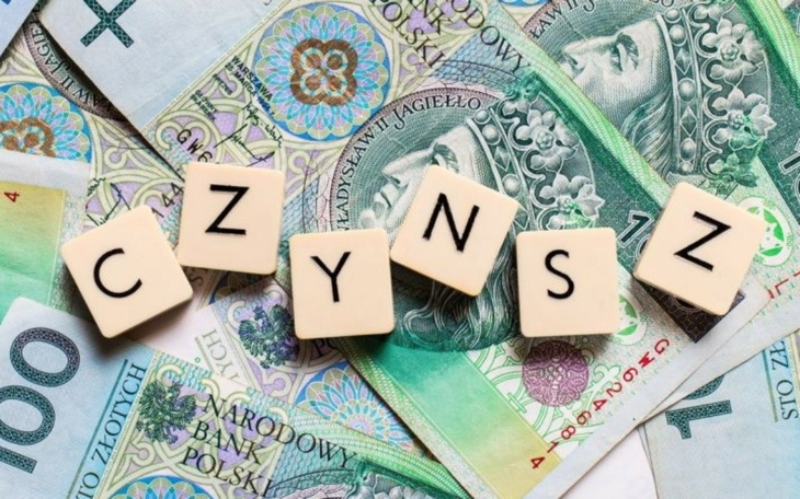 Monety i banknoty polskie z literami układającymi słowo.