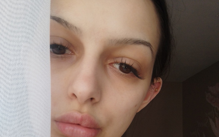 Zbliżenie na twarz kobiety z naturalnym makijażem.