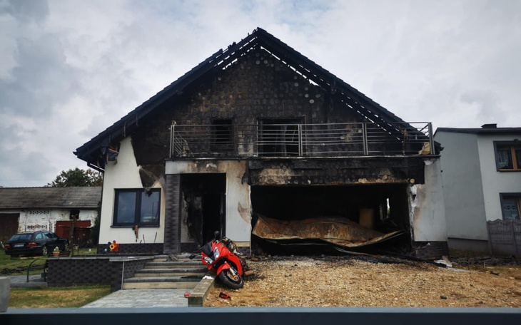 Zniszczony dom po pożarze, widok z zewnątrz.