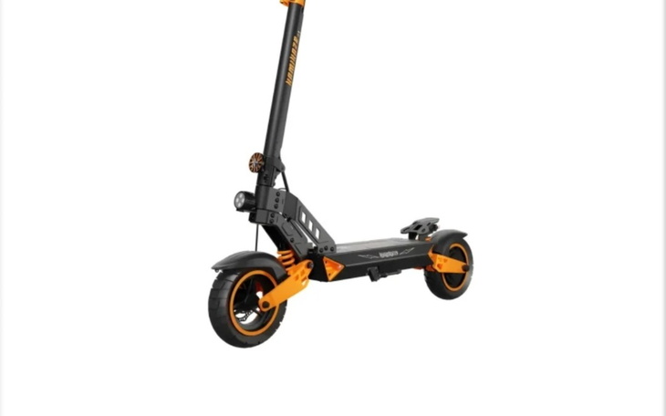 Nowoczesna hulajnoga elektryczna w czarno-pomarańczowym kolorze.