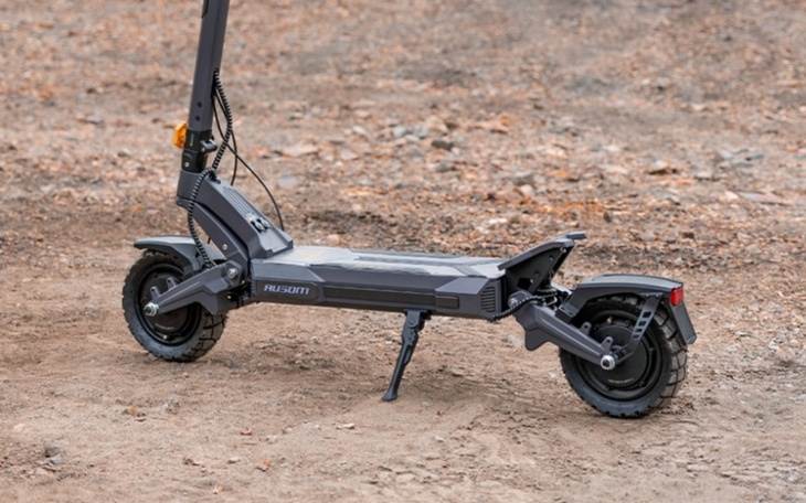 Skuter elektryczny na nieutwardzonej drodze.