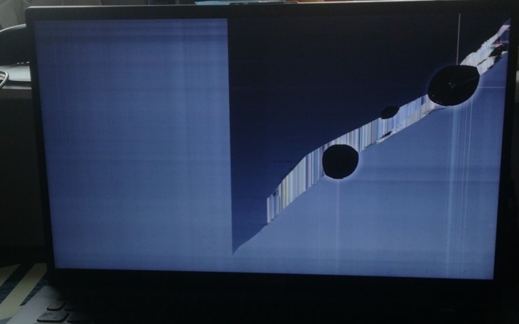 Uszkodzony ekran laptopa z pęknięciem.