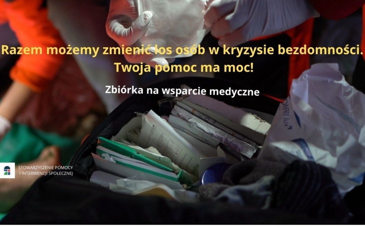 Koci przyjaciel na miękkiej powierzchni, z wyciągniętymi łapkami.