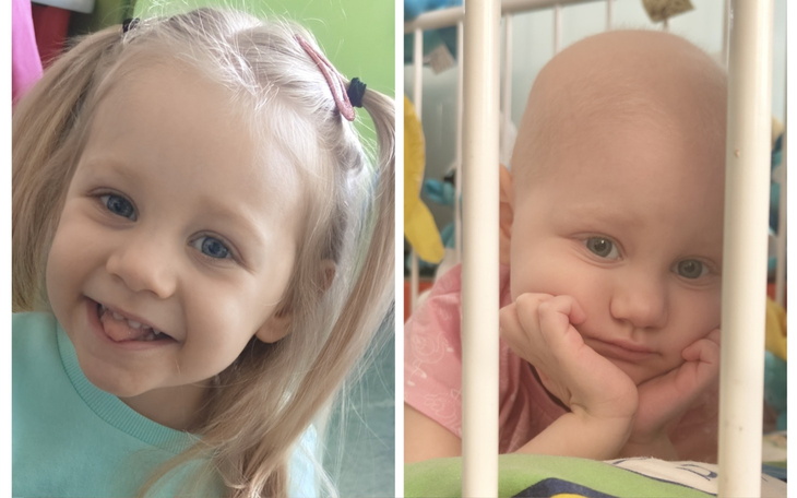 Dwie dziewczynki, jedna uśmiechnięta, druga smutna, w kontrastujących nastrojach.