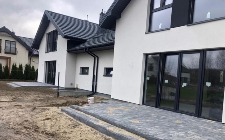 Nowoczesny dom w trakcie budowy.