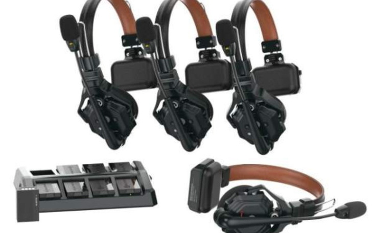 Zestaw słuchawek z mikrofonem i ładowarką.