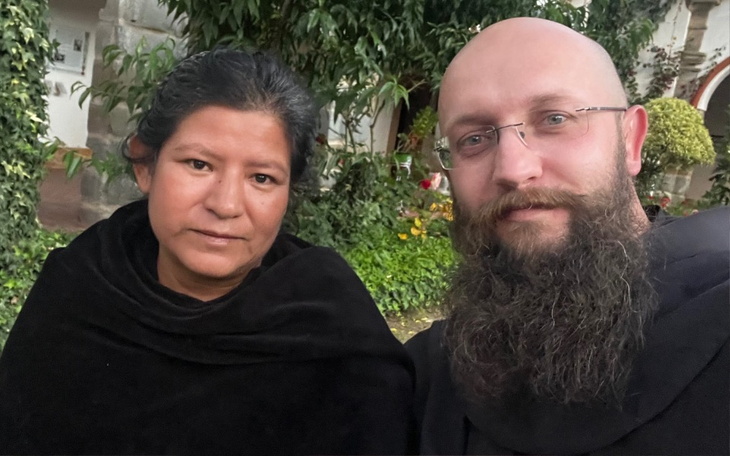 Zdjęcie dwóch osób, mężczyzny i kobiety, w ogrodzie.