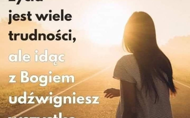 Kobieta idąca w stronę słońca, z inspirującym cytatem.